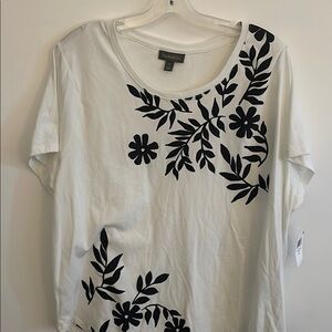 Stylus Women's White and Black Floral Top